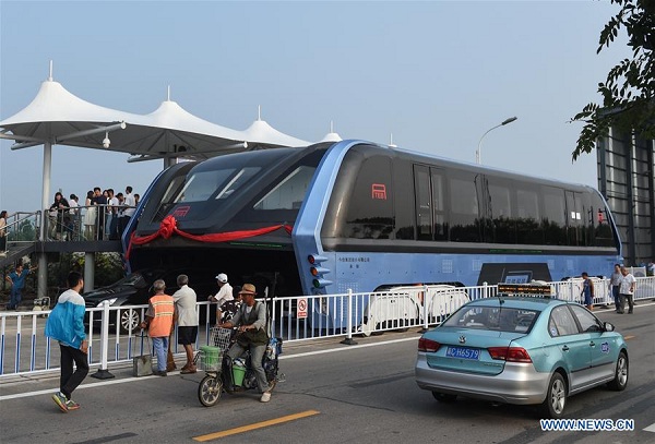 V Číne bol prvýkrát testovaný prototyp elektrického autobusu v reálnej veľkosti, ktorý prepravuje cestujúcich ponad prechádzajúce automobily