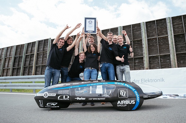 Mladí vývojári elektromobilu TUfast eLi14 oslavujú úspešný zápis do Guinnessovej knihy rekordov