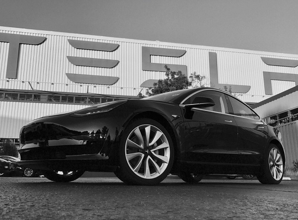 Elektromobil Tesla Model 3 sa môže pochváliť dojazdom až 346 kilometrov a z 0 na 100 km / h dokáže zrýchliť za menej ako šesť sekúnd.