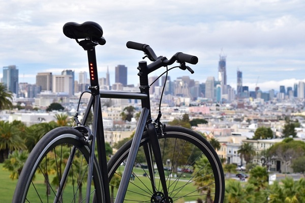 Okrem integrovaného LED osvetlenia môže byť bicykel Lyra voliteľne vybavený aj GPS modulom