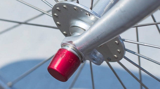 Špeciálna matica je chránená krytom NutFix, ktorý sa dá uvoľniť len v prípade, že sa bicykel položí na bok