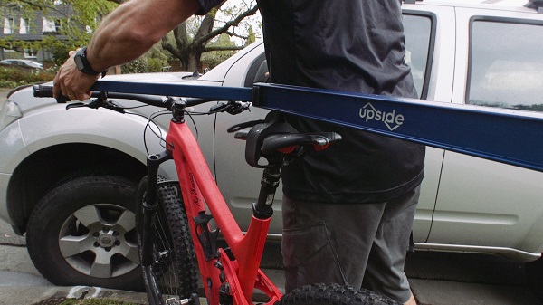Montáž zariadenia Upside Rack na bicykel a jeho umiestnenie na strešný nosič by mal byť otázkou 20 sekúnd