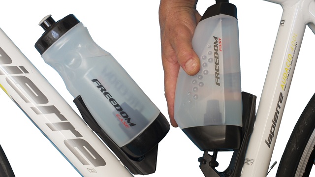 Freedom Cycle Hydration System je špeciálny držiak, ktorý používa „kolík“ namontovaný k bicyklu, na ktorý sa nasadí upravená fľaša na vodu s dutým profilom v jej spodnej časti.