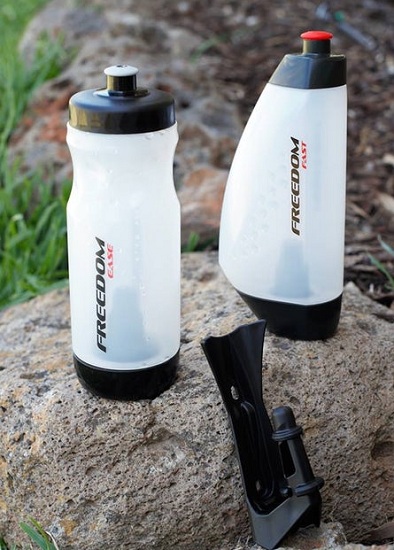 Freedom Cycle Hydration System je špeciálny držiak, ktorý používa „kolík“ namontovaný k bicyklu, na ktorý sa nasadí upravená fľaša na vodu s dutým profilom v jej spodnej časti.