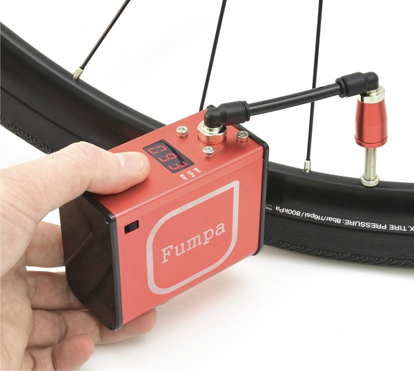Väčšia verzia elektrickej pumpičky na bicykel Fumpa.