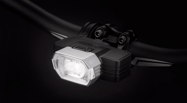 Cyklistické svetlo Radius F1 dokáže automaticky prispôsobiť silu osvetelenia podľa rýchlosti jazdy na bicykli.