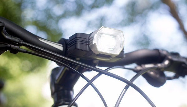 Ak zostane bicykel nečinný po dobu troch minút, svetlo Radius F1 prejde do pohotovostného režimu a úplne sa vypne, pokiaľ sa bicykel nehýbe jednu hodinu.