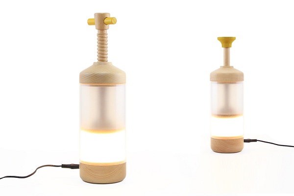 Stolná lampa DiMO narába so svetlom, akoby to bola kvapalina