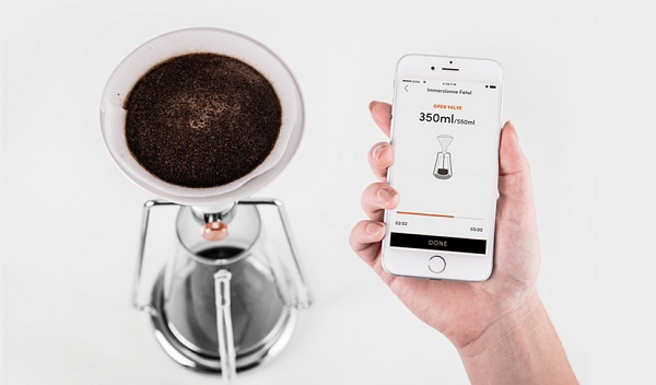 Kávovar Gina so zabudovanou váhou umožní používateľom cez spirevodnú mobilnp aplikáciu presne nadávkovať množstvo namletej kávy a vody
