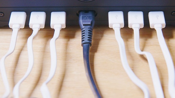 Na zadnej strane budíka Sandman Doppler sa nachádza šesť integrovaných USB portov pre nabíjanie mobilných zariadení.