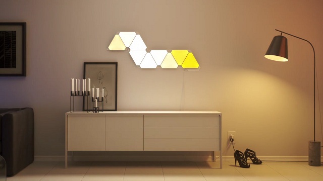 Modulárne interiérové osvetlenie Aurora Smarter Kit umožňuje vyskladanie LED panelov podľa fantázie používateľa