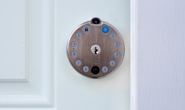 Inteligentný dverný zámok Gate Smart Lock má v sebe zabudovanú LED podsvietenú klávesnicu a bezpečnostnú kameru.