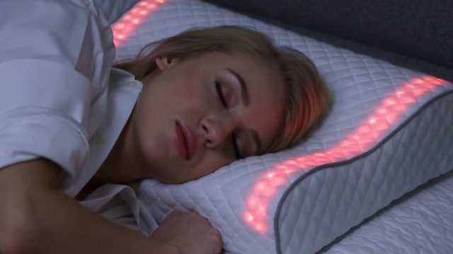Vankúša The Sunrise Smart Pillow má v sebe zabudované reproduktory, ktoré v čase vstávania spustia prehrávanie hudby z prepojeného smartfónu