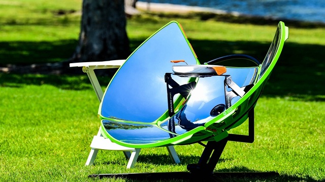 SolSource Sport je kompaktný prenosný sporák, na ktorom sa pomocou solárnej energie dá grilovať, vyprážať či variť.