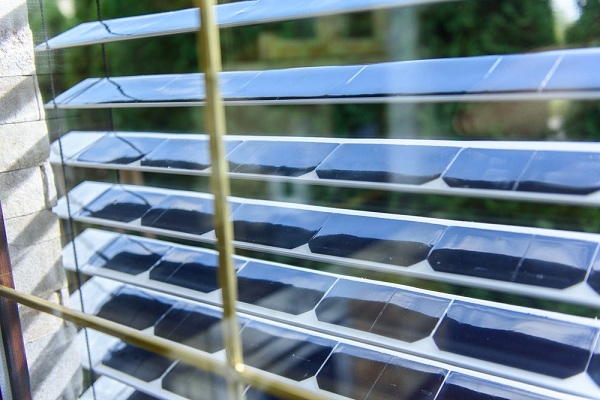 Žalúzie SolarGaps majú lamely tvorené z malých monokryštalických solárnych panelov