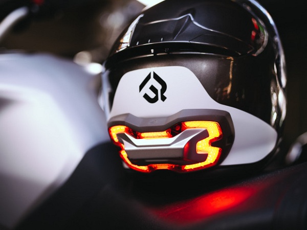 Zariadenie Brake Free pridáva brzdové osvetlenie priamo na prilbu motocyklistu