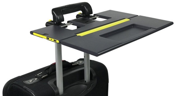 Rozkladací stojan pre notebooky Smartoo sa dá pripevniť k teleskopickej rukoväti väčšiny cestovných kufrov.