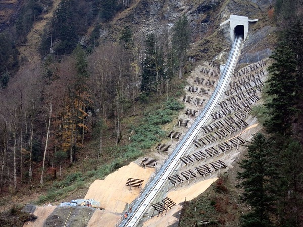 Cestujúci počas jazdy prejdú cez tri tunely a cez viac ako 500 metrov mostnej konštrukcie.