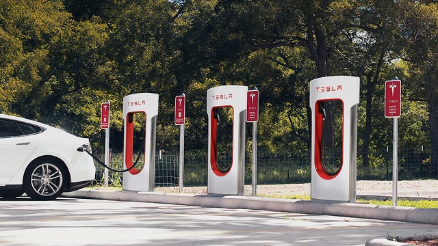 Tesla postaví jednu rýchlo nabíjaciu stanicu Supercharger aj v Bratislave