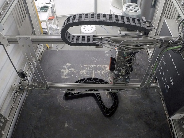Lavička XXX z komunálneho plastového odpadu je vyrobená veľkoplošnou 3D tlačiarňou pre tlačenie paliet.