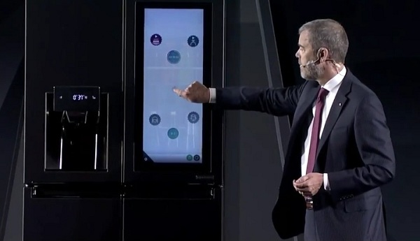 Chladnička LG Smart InstaView má 29 palcový dotykový displej, na ktorom beží operačný systém webOS