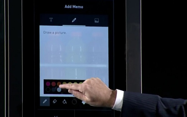 Na displeji chladničky LG Smart InstaView môžete zanechať textové či grafické odkazy pre svojich blízkych