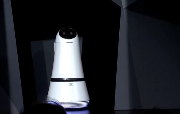 Okrem domácich robotických pomocníkov predstavila LG aj robota Airbot, ktorý môže podávať rôzne užitočné informácie cestujúcim na letiskách