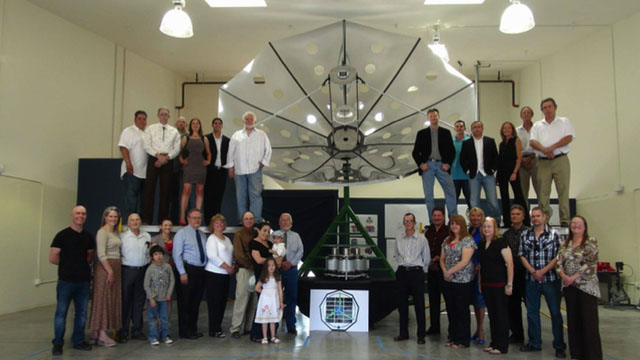 Tím vývojárov zo spoločnosti Jetstream, ktorí vyvinuli parabolický solárny panel NewGen