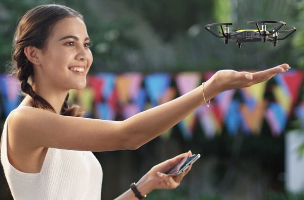 Čínska start-up spoločnosť Ryze Tech vytvorila cenovo dostupný dron do ruky s názvom Tello, ktorý disponuje technológiami od spoločností Intel a DJI.