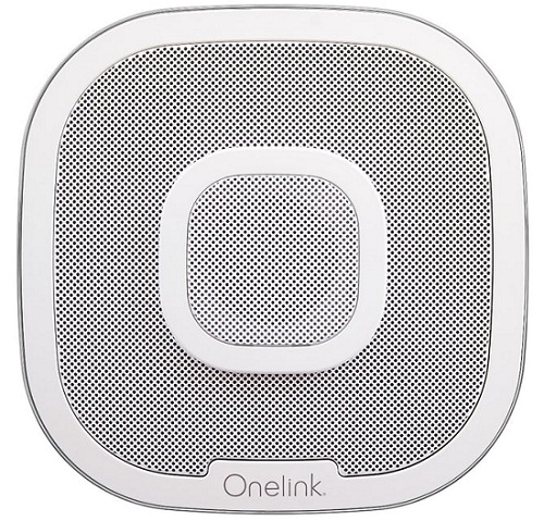 Dymový senzor Onelink Safe & Sound od spoločnosti First Alert pracuje aj ako digitálna hlasová asistentka Amazon Alexa alebo ako stropný všesmerový reproduktor pre prehrávanie hudby.