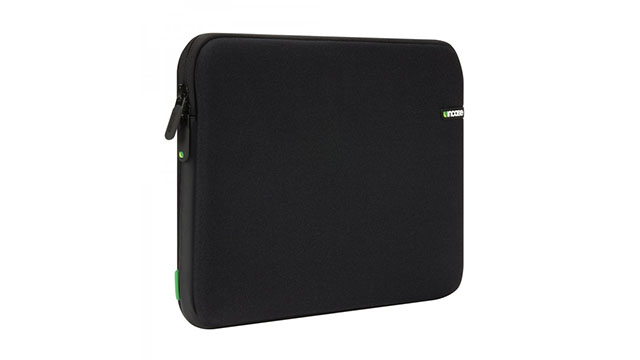 Spoločnosť Incase je na trhu s batohmi či puzdrami už 20 rokov a  pri tejto príležitosti vydala obal na MacBook s názvom 20 Year Classic Sleeve.