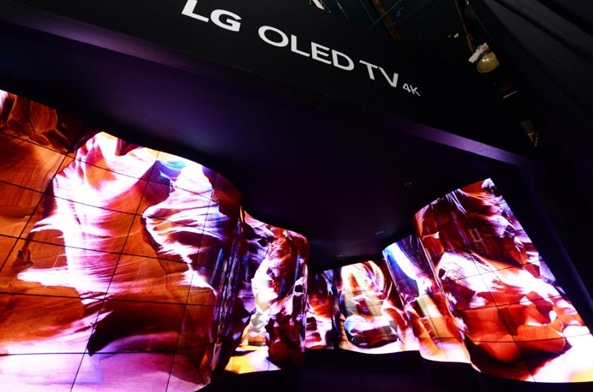 28 metrov dlhá zvlnená konštrukcia LG OLED Canyon je tvorená 246 bezrámovými OLED displejmi LG Open Frame.
