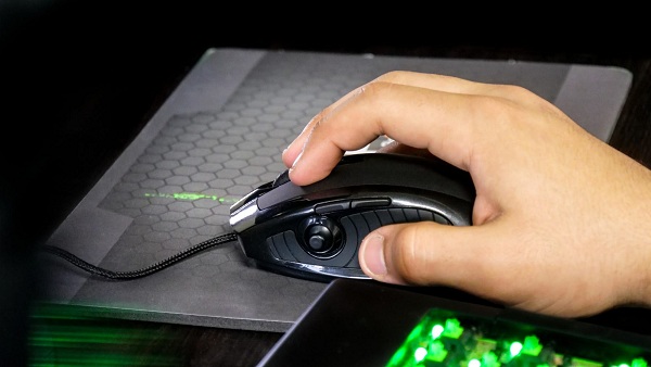 Herná myš Lexip v sebe kombinuje prvky počítačovej myši, ovládania na štýl joysticku a konvenčného joysticku, ktorý je umiestnený na boku.