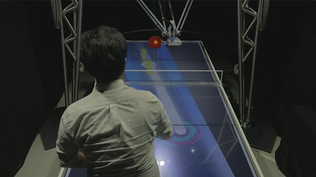 Robot Omron Forpheus pri hraní pingpongu dokáže nahradiť ľudského protivníka alebo poslúži ako výukový trenažér.