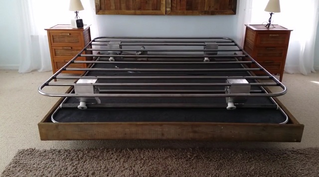 Rocking Bed for Adults je špecialne navrhnutá konštrukcia, ktorá vytvára jemný pohyb postele zo strany na stranu a pomáha tak ľahšie zaspávať.