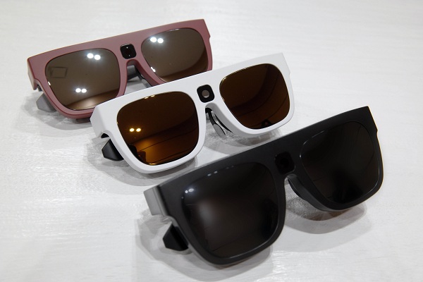Spoločnosť Samsung predstavila okuliare Relúmĭno, ktoré sú označované ako inteligentná vizuálna pomôcka pre čiastočne vidiacich ľudí.