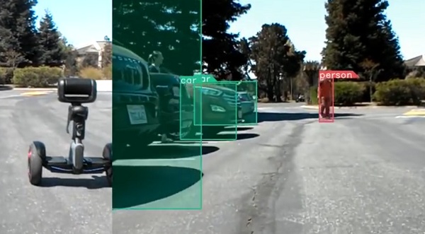 Pojazdný robot Segway Nimbo dokáže autonómne strážiť vonkajšie priestory.
