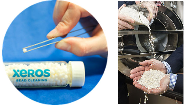 Polymérové guľočky Xeros pomáhajú znížiť spotrebu vody a čistiaceho prostriedku pri praní v priemyselných práčkach.