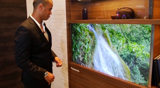 Panasonic predstavil svoju víziu inteligentných spotrebičov budúcnosti, ktoré môžu byť neviditeľne zakomponované do nábytku, ako napríklad OLED televízor vo forme presklenej vitríny