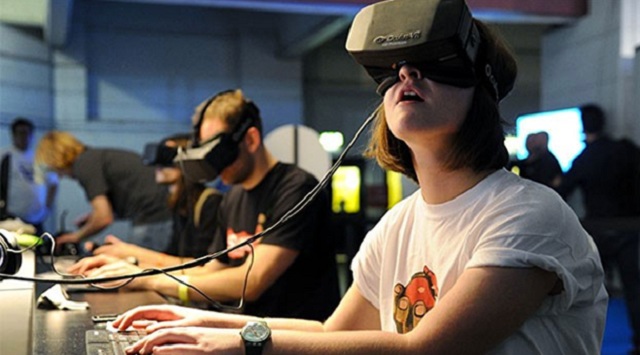 Tak ako kedysi, počas nástupu stolných počítačov, vznikali herne pre hranie počítačových hier, tak aj teraz, s rozvojom virtuálnej reality, začínajú vznikať podobné priestory pre hranie vo VR.