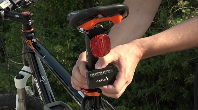 Garmin Varia Radar deteguje vozidlá za jazdcom, aj preto sa najčastejšie montuje na bicykel pod sedadlo.
