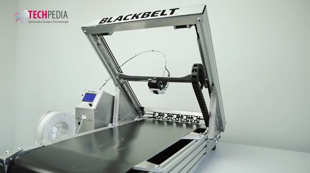 Nová 3D tlačiareň BlackBelt 3D je vybavená dopravný pásom, vďaka čomu je možné kontinuálne tlačiť aj dlhé objekty.