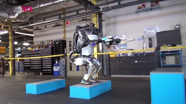 Spoločnosť Boston Dynamics demonštrovala nové pohybové schopnosti humanoidného robota s názvom Atlas.