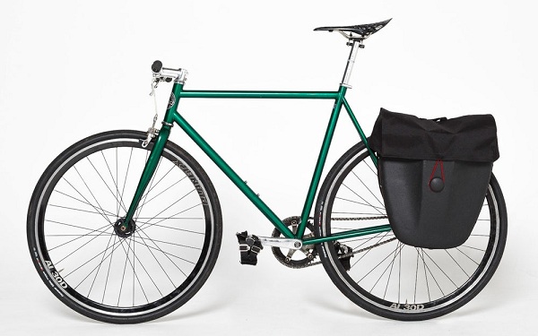 Okrem prenášania rôznych vecí na chrbte sa batoh Rest dá tiež použiť ako šikovná taška na bicykel.