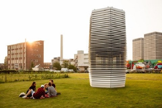 Veža Smog Free Tower vytvára lokalizovanú bublinu očisteného vzduchu uvoľnením pozitívne nabitých iónov do vzduchu. Tie priľnú k jemným časticiam, ktoré sa nasávajú späť do vnútri veže a udržiavajú ich v záporne nabitom povrchu.