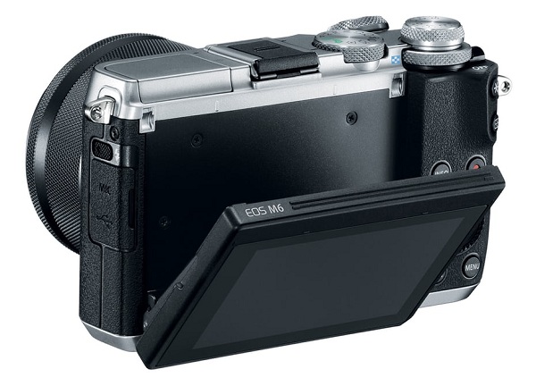 Fotoaparát Canon EOS M6 má 3 palcový dotykový výklopný displej, no kvôli svojim rozmerom nedisponuje zabudovaným elektronickým hľadáčikom