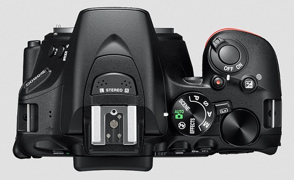 Fotoaparát D5600 má 3,2 palcový výklopný dotykový displej, ktorý môže slúžiť pre ostrenie počas fotenia hľadáčikom