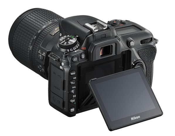 Fotoaparát Nikon D7500 má aj 3,2 palcový vyklápací dotykový displej
