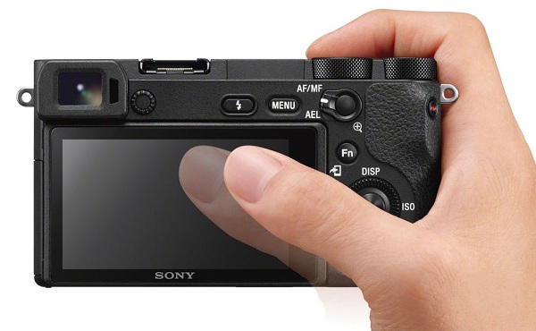 Fotoaparát Sony A6500 dostal do vienka aj 3 palcový dotykový displej