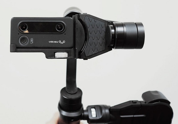 Pre elimináciu otrasov sa k 3D kamere SID dodáva za príplatok aj ručný trojosový stabilizátor.